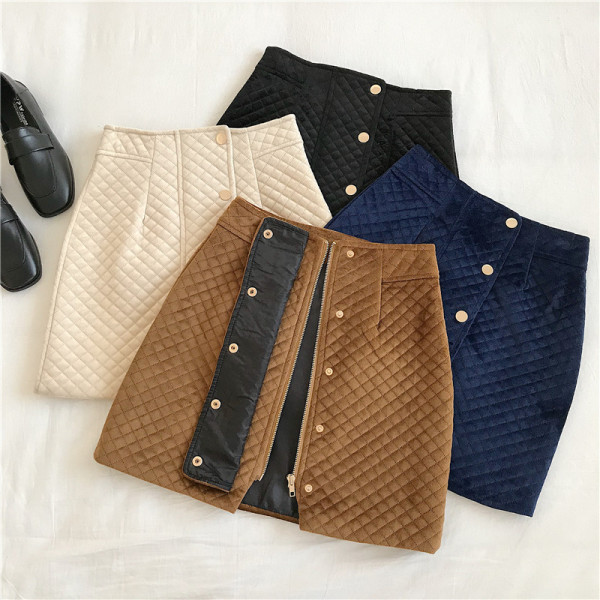 Modern női szoknya gombokkal, magas derékkal, négy színben