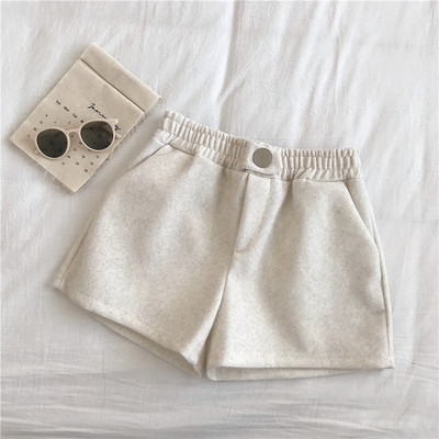 Női rövidnadrág három színben, gombbal és zsebekkel