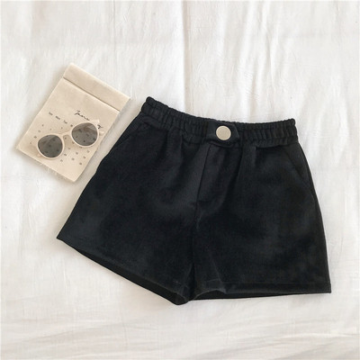 Női rövidnadrág három színben, gombbal és zsebekkel