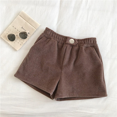 Női rövidnadrág három színben, gombbal és zsebekkel