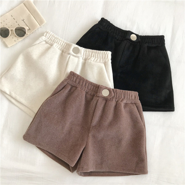 Női rövidnadrág három színben, gombbal és zsebekkel