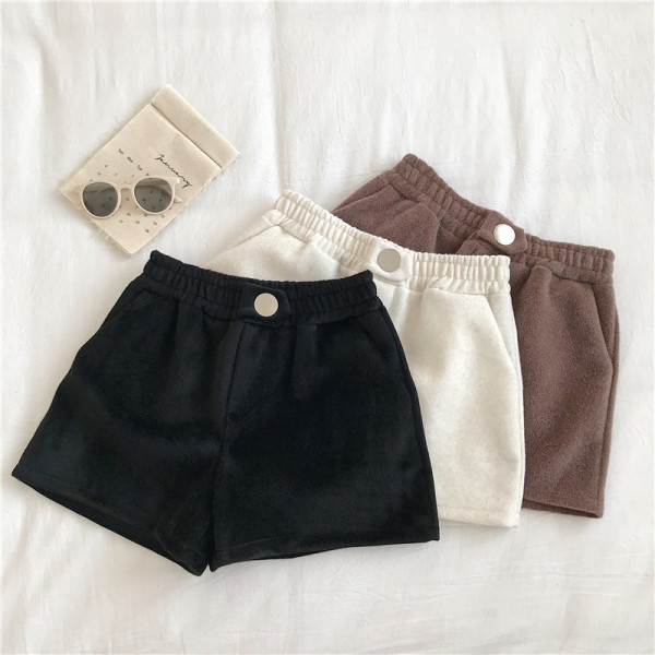 Női rövidnadrág három színben, gombbal és zsebekkel