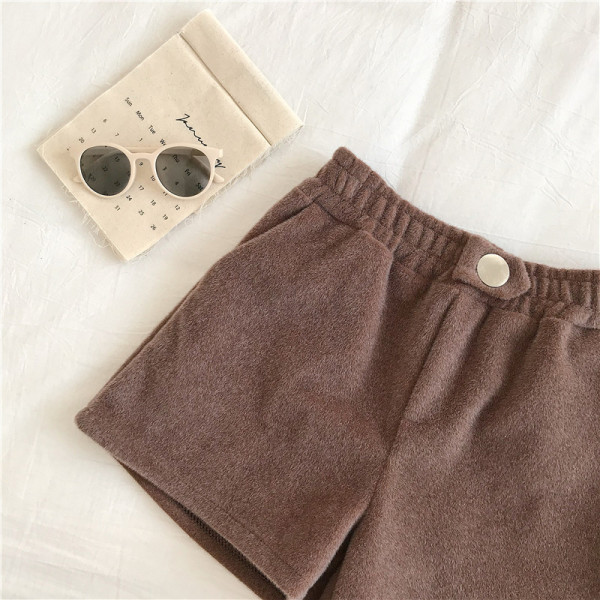 Női rövidnadrág három színben, gombbal és zsebekkel