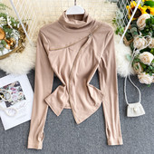 Modern női testhezálló blúz cipzárral és pólógallérral fekete és bézs színben