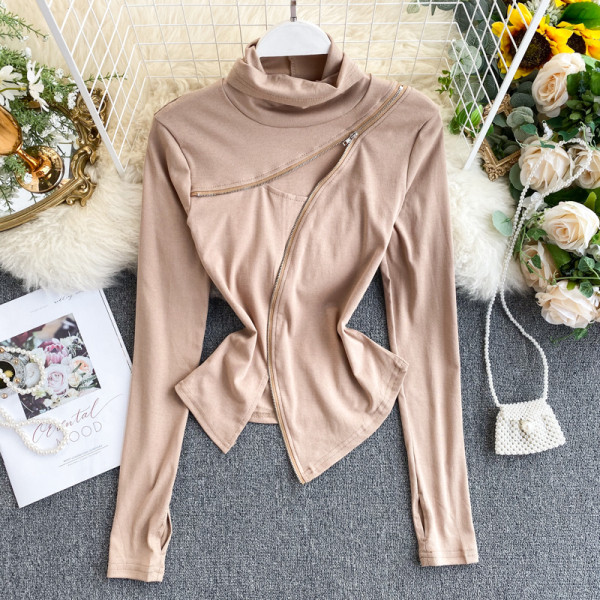 Modern női testhezálló blúz cipzárral és pólógallérral fekete és bézs színben