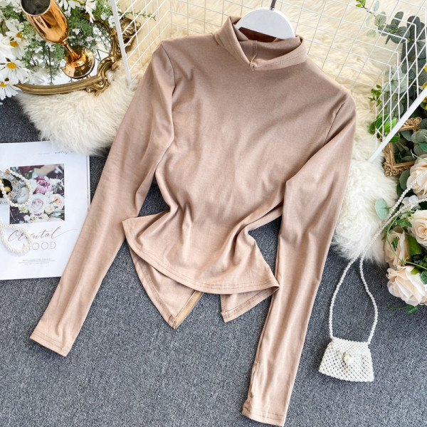 Modern női testhezálló blúz cipzárral és pólógallérral fekete és bézs színben