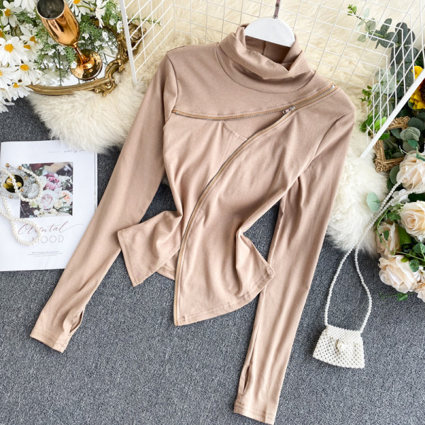 Modern női testhezálló blúz cipzárral és pólógallérral fekete és bézs színben