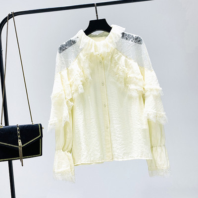 Μοντέρνο γυναικείο πουκάμισο σε λευκό και μαύρο με δαντέλα και βολάν