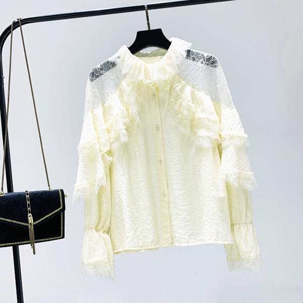 Μοντέρνο γυναικείο πουκάμισο σε λευκό και μαύρο με δαντέλα και βολάν