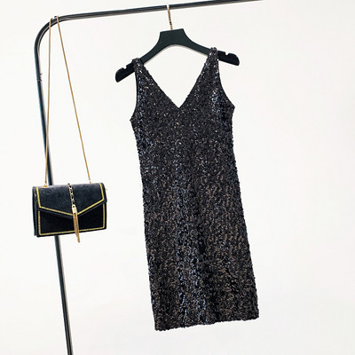 Modern női ruha flitterekkel, széles pántokkal, több színben