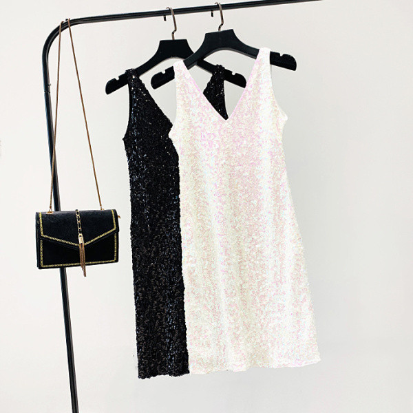 Modern női ruha flitterekkel, széles pántokkal, több színben