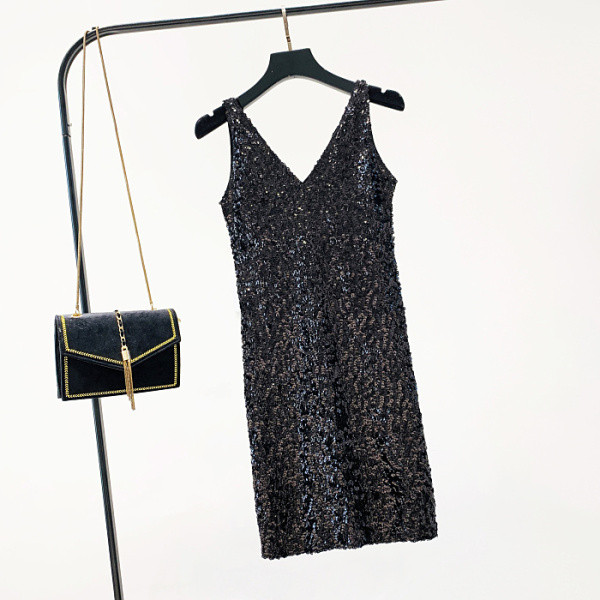 Modern női ruha flitterekkel, széles pántokkal, több színben