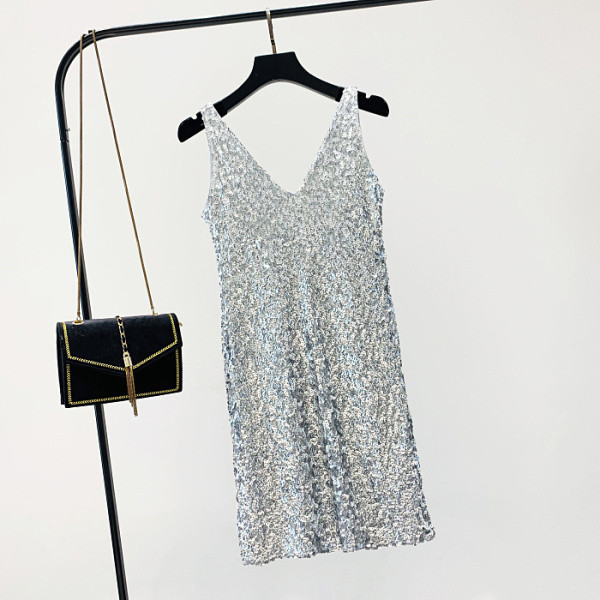 Modern női ruha flitterekkel, széles pántokkal, több színben