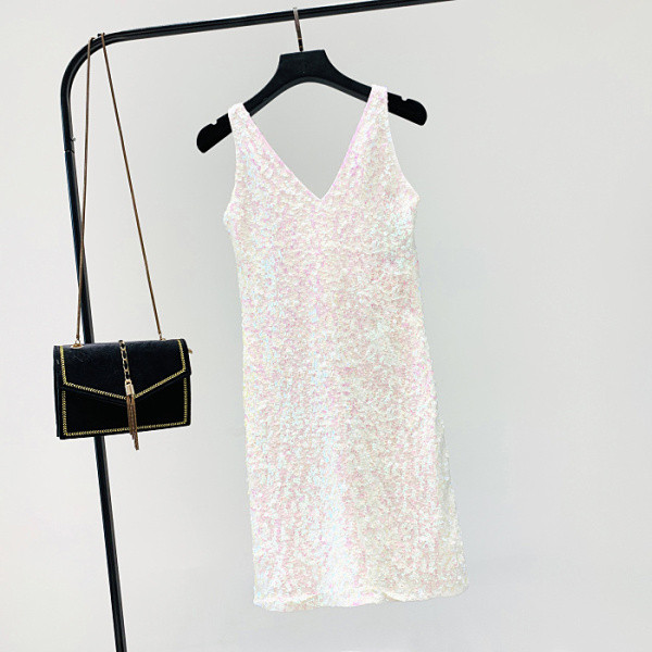 Modern női ruha flitterekkel, széles pántokkal, több színben