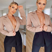 Κομψό γυναικείο σακάκι με βαθύ λαιμόκοψη και κουμπιά