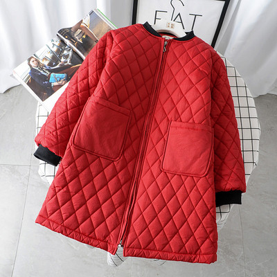 Női lezser hosszú téli kabát zsebekkel és O-nyakú barna, fekete és piros színben