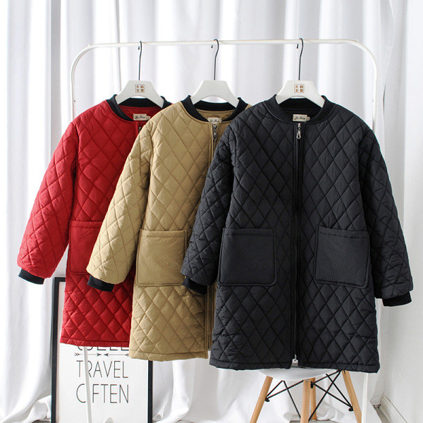 Női lezser hosszú téli kabát zsebekkel és O-nyakú barna, fekete és piros színben