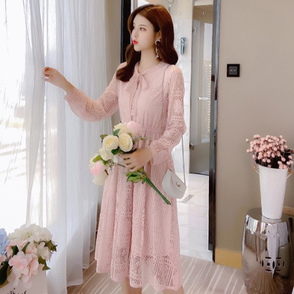 Hosszú szabású csipkeruha fehér és rózsaszín színben