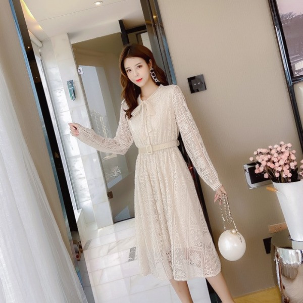 Hosszú szabású csipkeruha fehér és rózsaszín színben