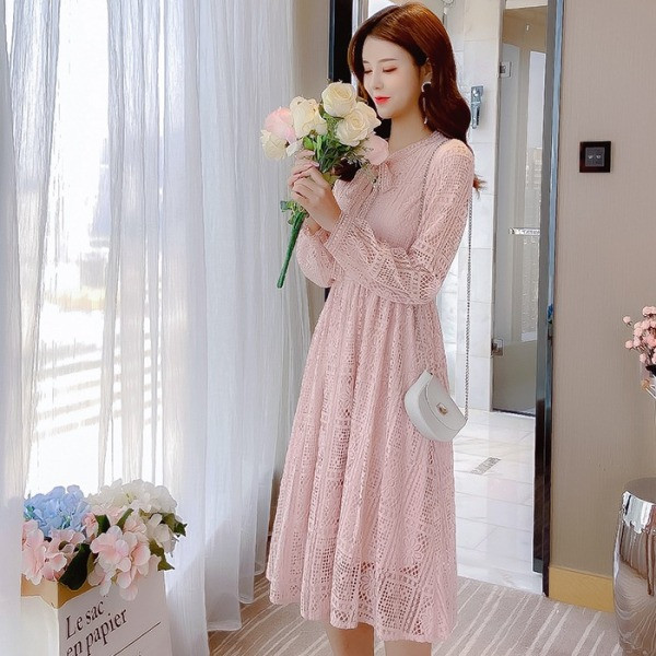 Hosszú szabású csipkeruha fehér és rózsaszín színben