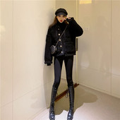 Rövid pehelykabát barna és fekete zsebekkel