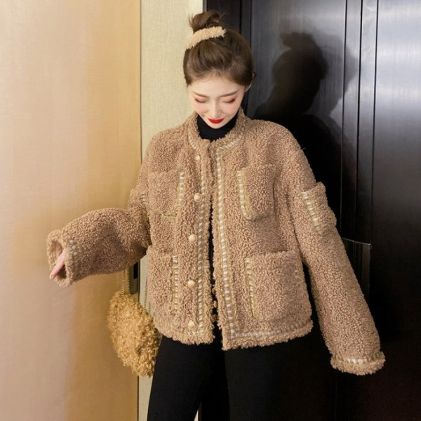 Rövid pehelykabát barna és fekete zsebekkel