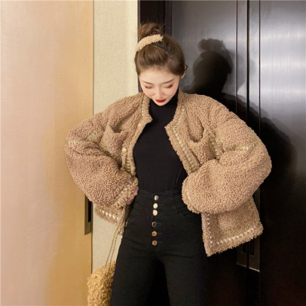 Rövid pehelykabát barna és fekete zsebekkel