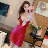 Szaténból és csipkéből készült rövid hálóing piros és fekete színben