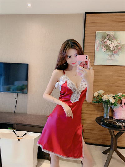 Szaténból és csipkéből készült rövid hálóing piros és fekete színben