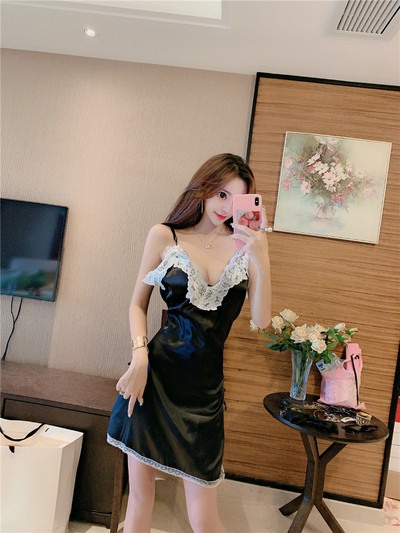 Szaténból és csipkéből készült rövid hálóing piros és fekete színben