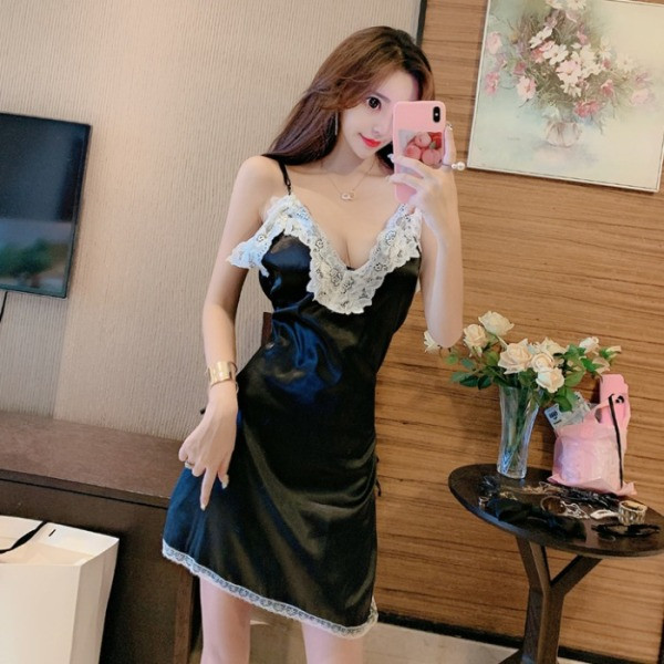 Szaténból és csipkéből készült rövid hálóing piros és fekete színben