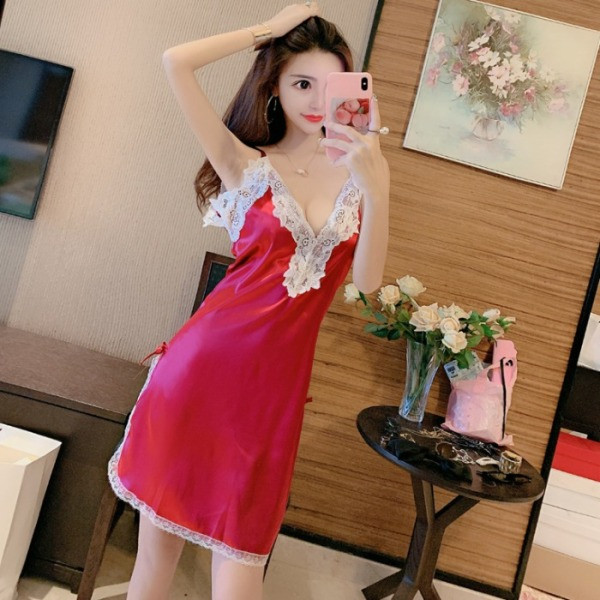 Szaténból és csipkéből készült rövid hálóing piros és fekete színben