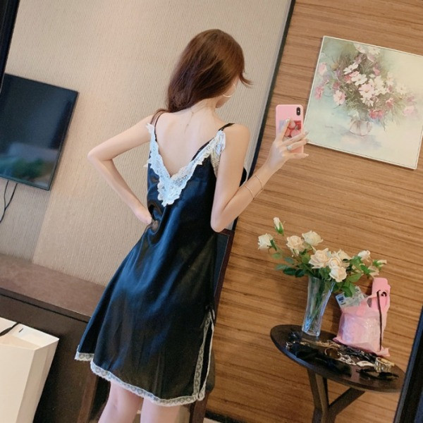 Szaténból és csipkéből készült rövid hálóing piros és fekete színben