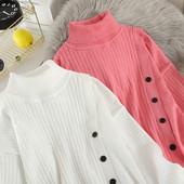 Női pulóver magas gallérral és gombokkal fehér és rózsaszín színben