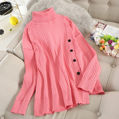 Női pulóver magas gallérral és gombokkal fehér és rózsaszín színben