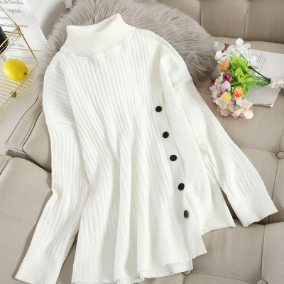 Női pulóver magas gallérral és gombokkal fehér és rózsaszín színben