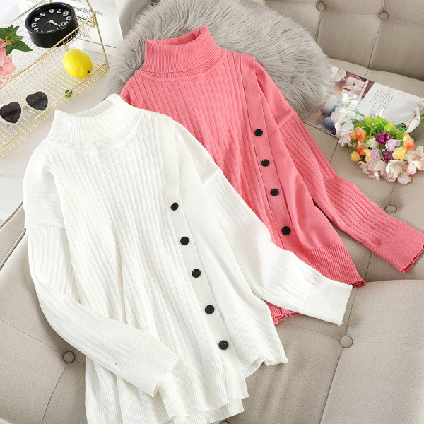 Női pulóver magas gallérral és gombokkal fehér és rózsaszín színben