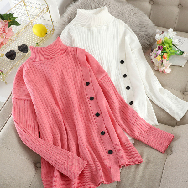 Női pulóver magas gallérral és gombokkal fehér és rózsaszín színben