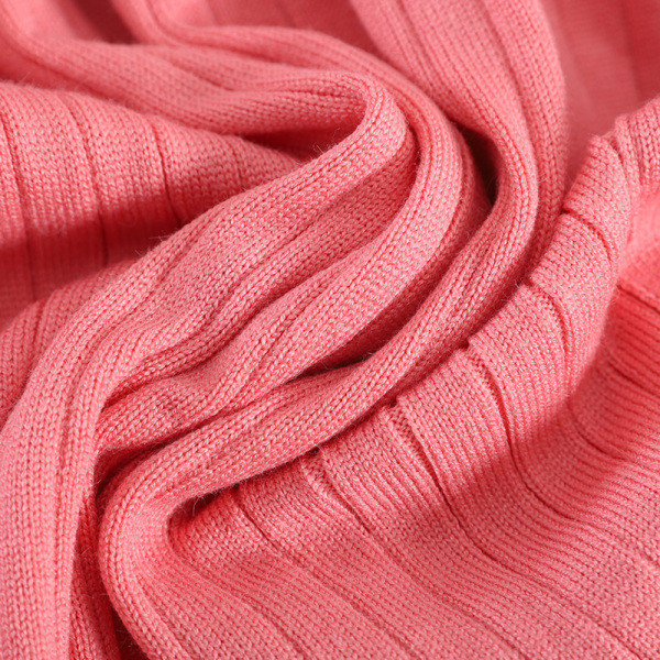 Női pulóver magas gallérral és gombokkal fehér és rózsaszín színben