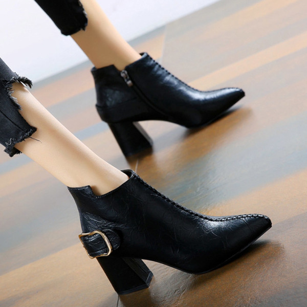 Női alkalmi csizma vastag sarokkal és csattal fekete és barna színben