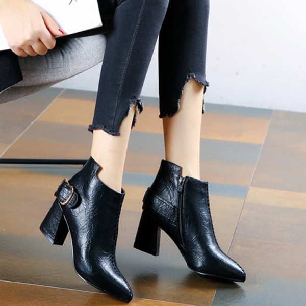 Női alkalmi csizma vastag sarokkal és csattal fekete és barna színben