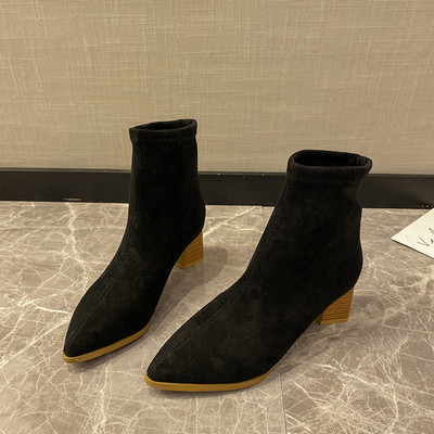 Μοντέρνες γυναικείες μπότες σε οικολογικό σουέτ σε μπεζ και μαύρο χρώμα