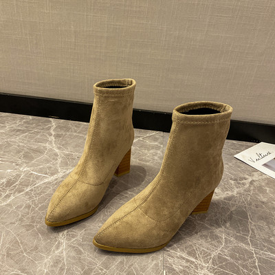 Μοντέρνες γυναικείες μπότες σε οικολογικό σουέτ σε μπεζ και μαύρο χρώμα