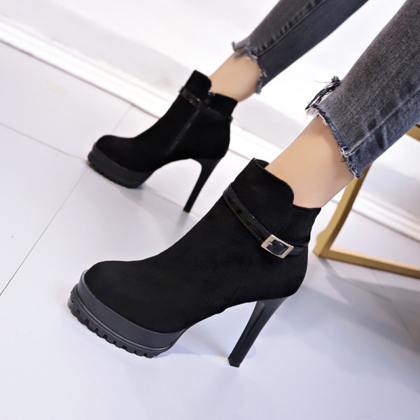 Modern női csizma vékony sarokkal és cipzárral - két modell