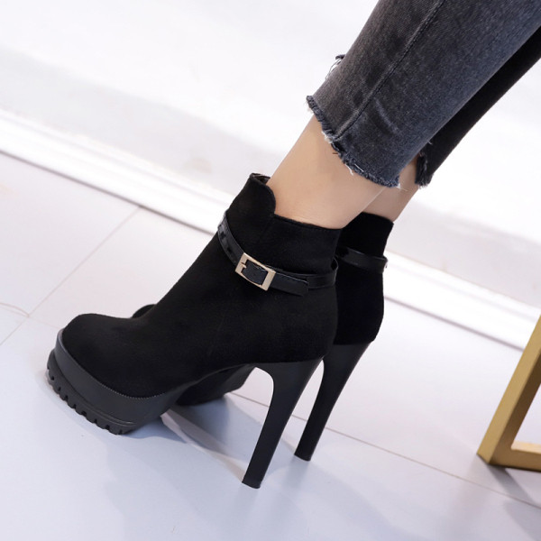 Modern női csizma vékony sarokkal és cipzárral - két modell