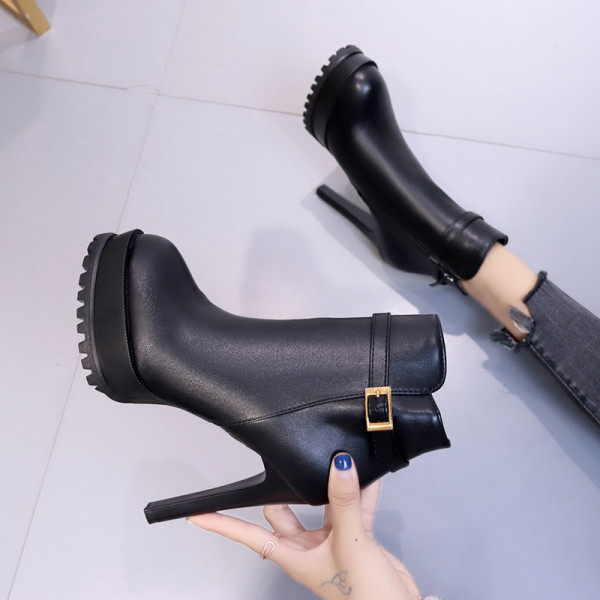 Modern női csizma vékony sarokkal és cipzárral - két modell