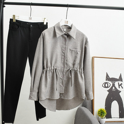 Alkalmi női ing derékkötővel és szürke és kék zsebbel