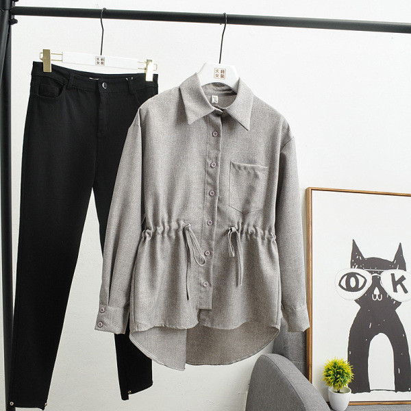 Alkalmi női ing derékkötővel és szürke és kék zsebbel