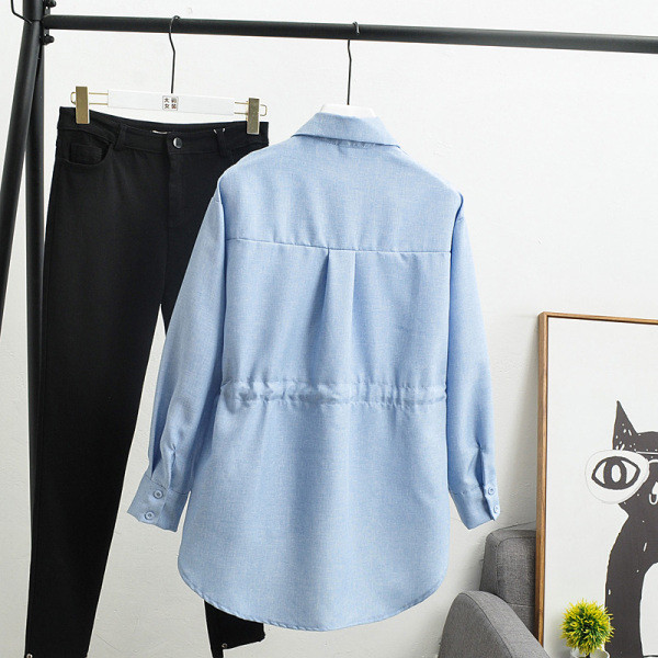 Alkalmi női ing derékkötővel és szürke és kék zsebbel