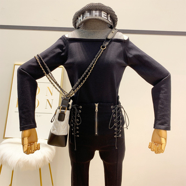 Modern női pulóver csupasz váll és pólógallérral